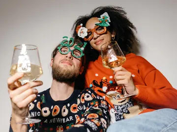 Una pareja con jerséis de Navidad. Una pareja con jerséis de Navidad.