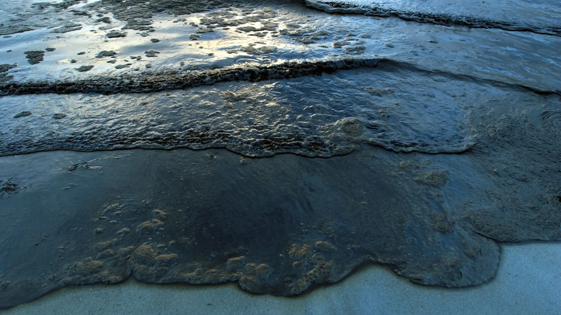 Нефть загрязняет воду. Разлив нефти в Арктике. Нефтяное загрязнение Арктики. Загрязнение воды нефтепродуктами. Нефть в море.