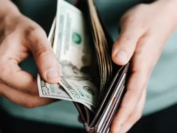 Imagen de archivo de una cartera con dinero Imagen de archivo de una cartera con dinero