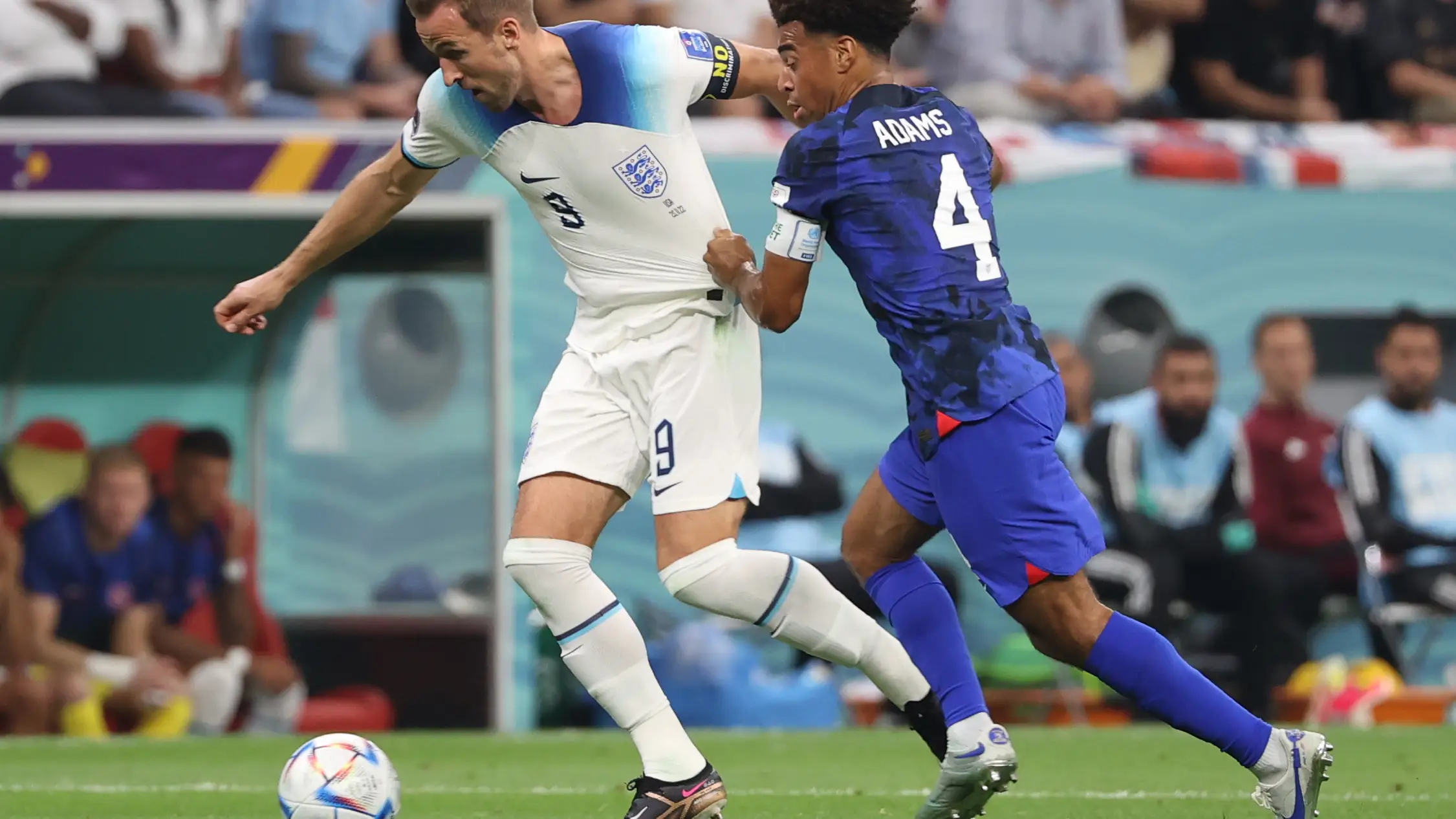 Harry Kane, en acción ante Tyler Adams Harry Kane, en acción ante Tyler Adams