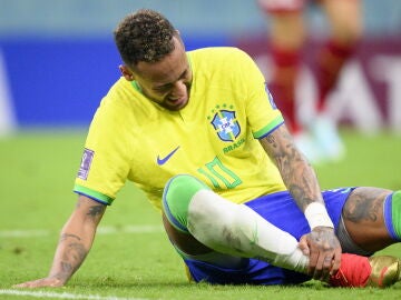 Neymar se duele de su tobillo derecho tras una entrada dura de Milenkovic