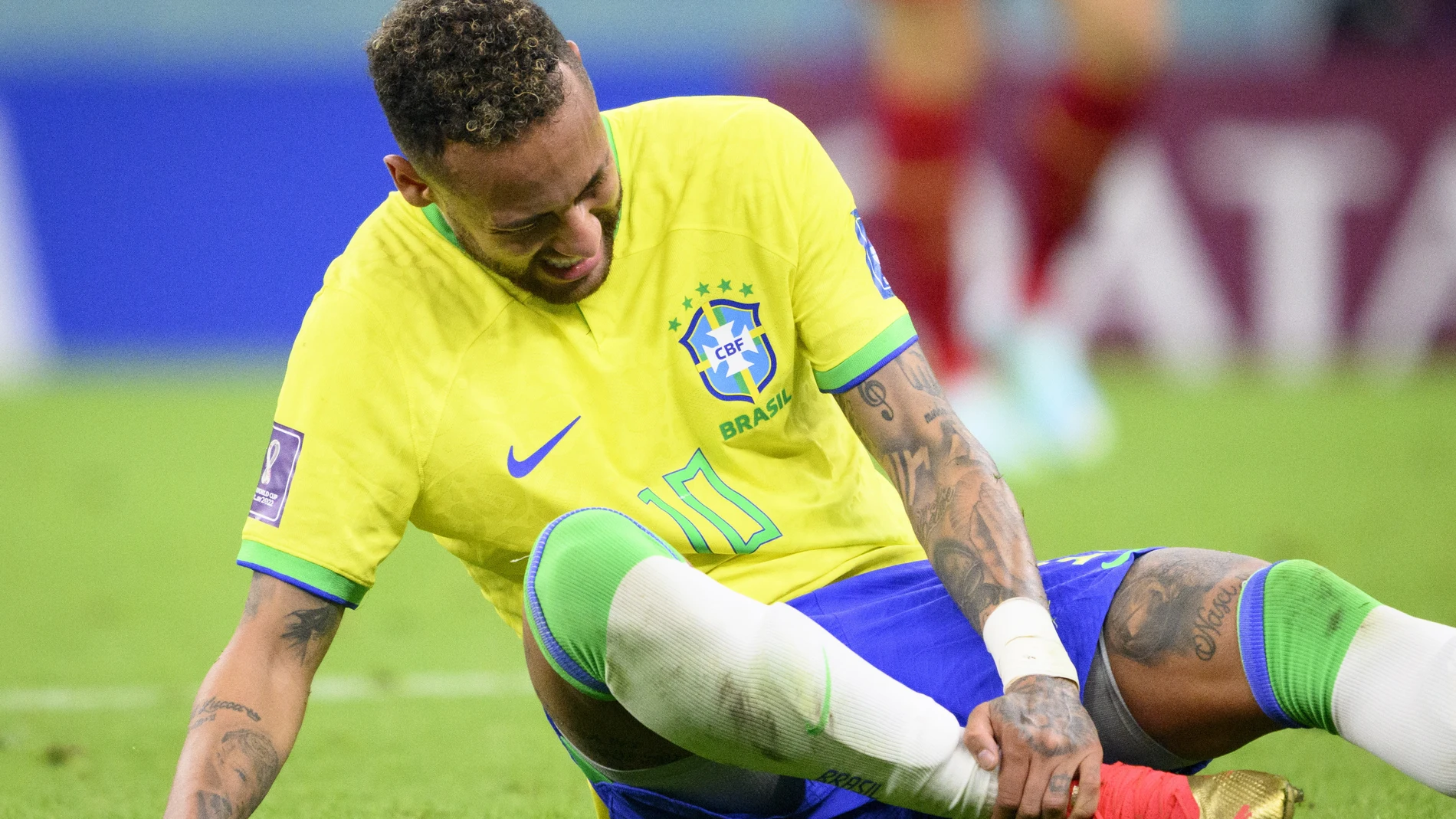 Neymar se duele de su tobillo derecho tras una entrada dura de Milenkovic