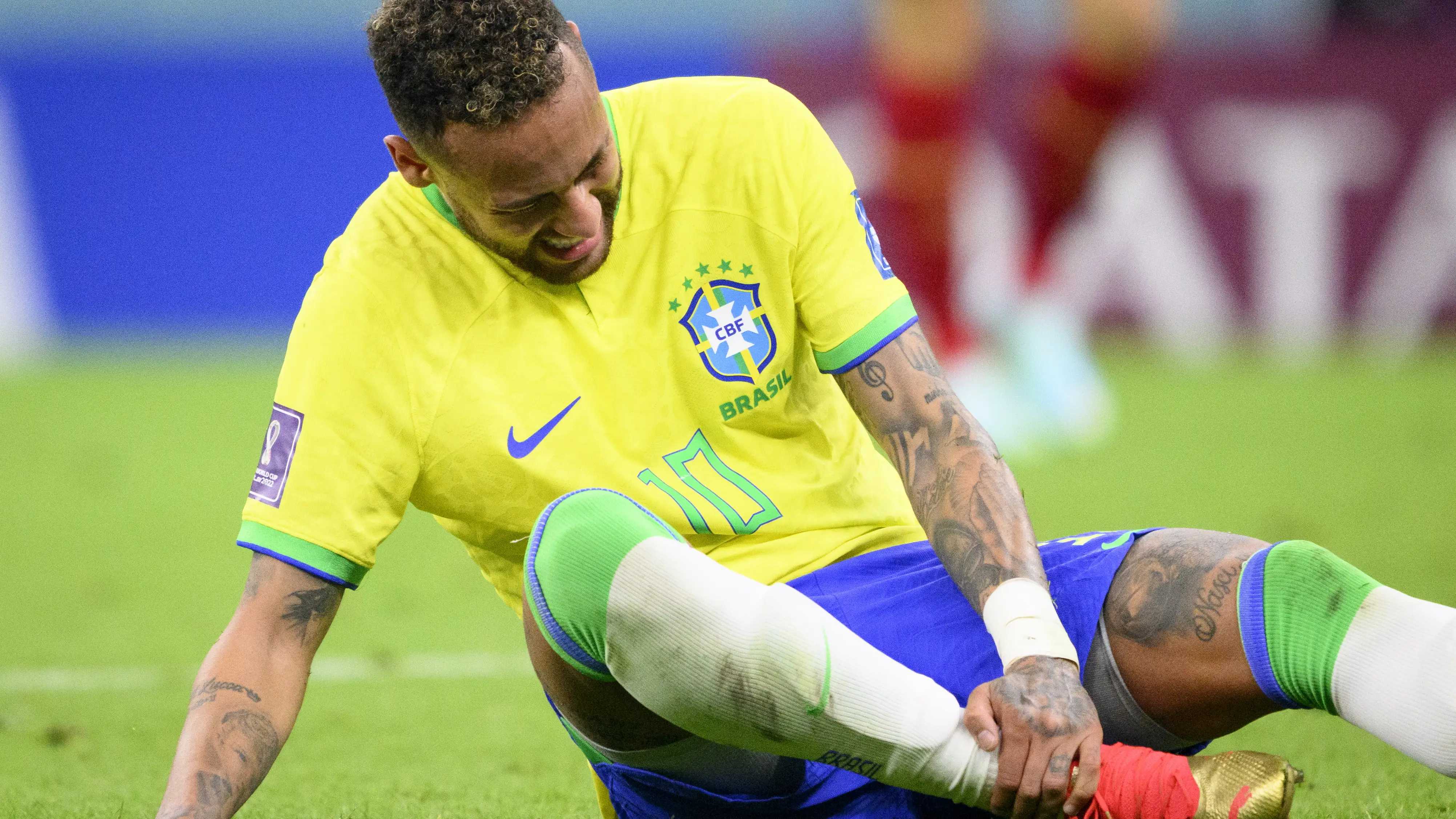 Neymar se duele de su tobillo derecho tras una entrada dura de Milenkovic Neymar se duele de su tobillo derecho tras una entrada dura de Milenkovic