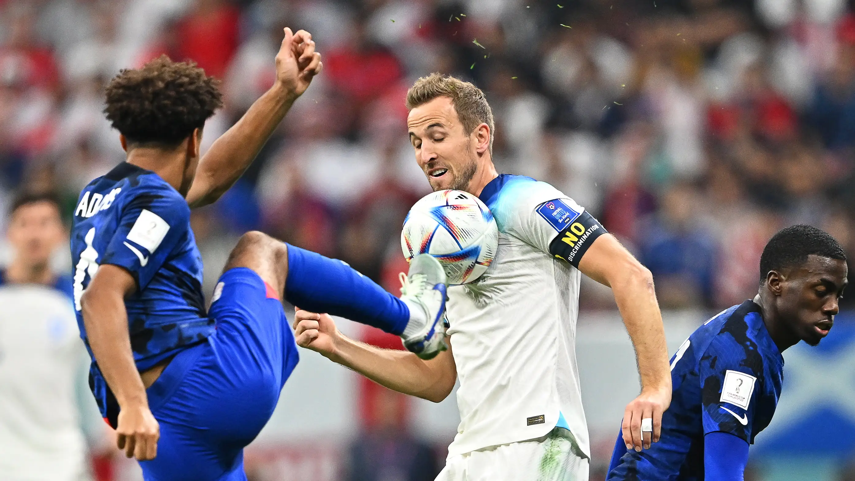 Harry Kane y Tyler Adams pugnan por un bal&oacute;n