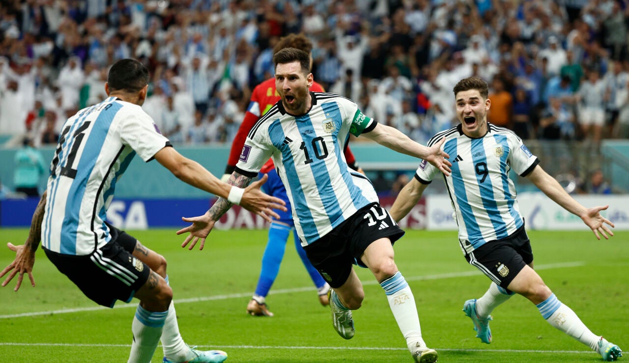 Messi celebra con sus compañeros el tanto ante México