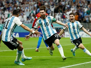 Messi celebra con sus compañeros el tanto ante México Messi celebra con sus compañeros el tanto ante México