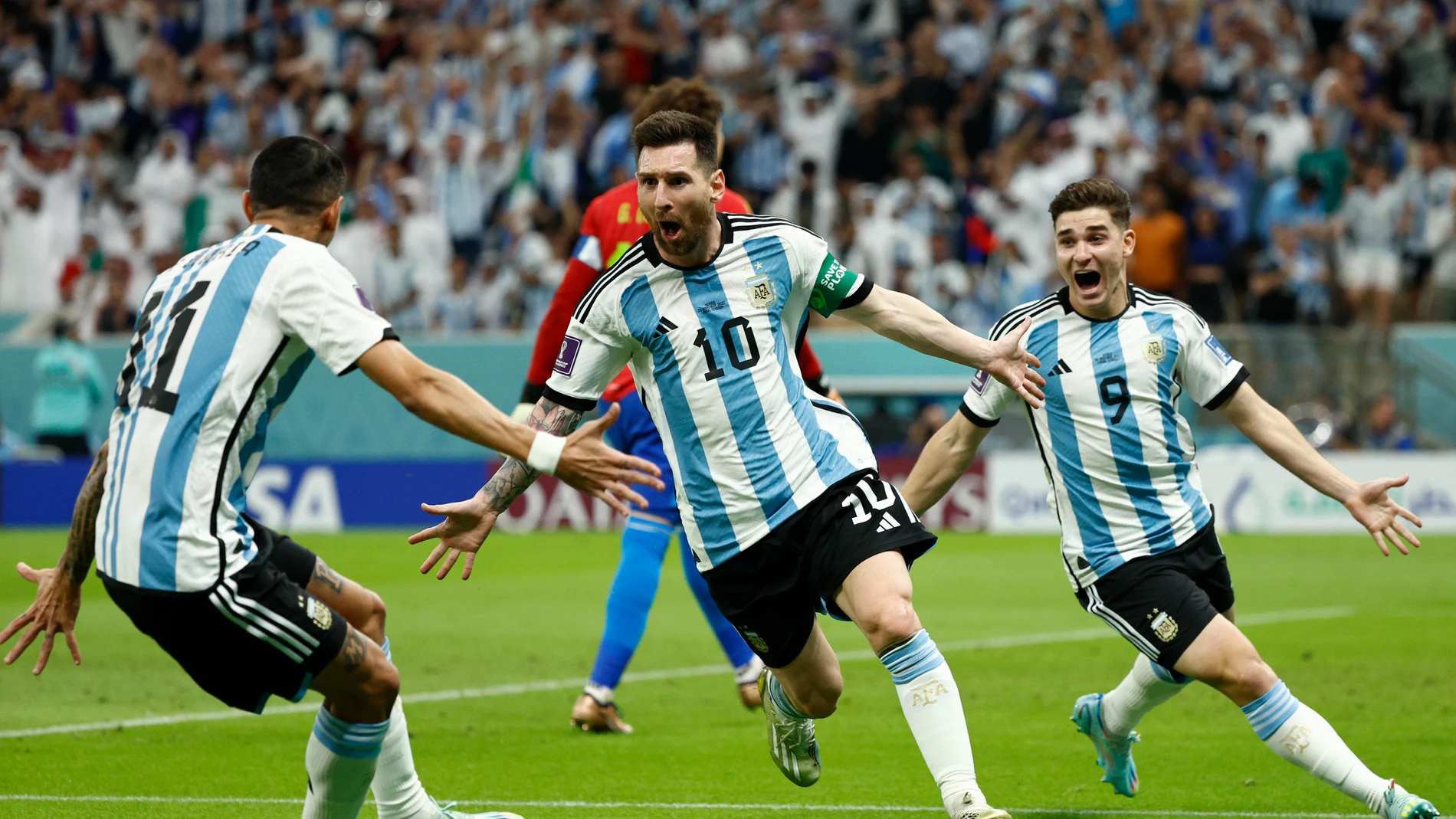 Messi celebra con sus compañeros el tanto ante México