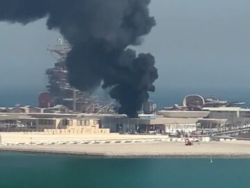Imágenes de una columna de humo tras el incendio en un edificio cercano a una zona de aficionados en Qatar