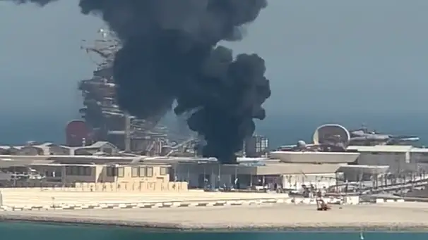 Imágenes de una columna de humo tras el incendio en un edificio cercano a una zona de aficionados en Qatar Imágenes de una columna de humo tras el incendio en un edificio cercano a una zona de aficionados en Qatar