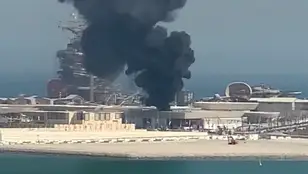 Imágenes de una columna de humo tras el incendio en un edificio cercano a una zona de aficionados en Qatar
