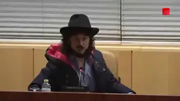 El alegato del dramaturgo Paco Bezerra a Vox tras la prohibición de su obra: "Sí Santa Teresa estuviera aquí les escupiría en la cara" El alegato del dramaturgo Paco Bezerra a Vox tras la prohibición de su obra: "Sí Santa Teresa estuviera aquí les escupiría en la cara"