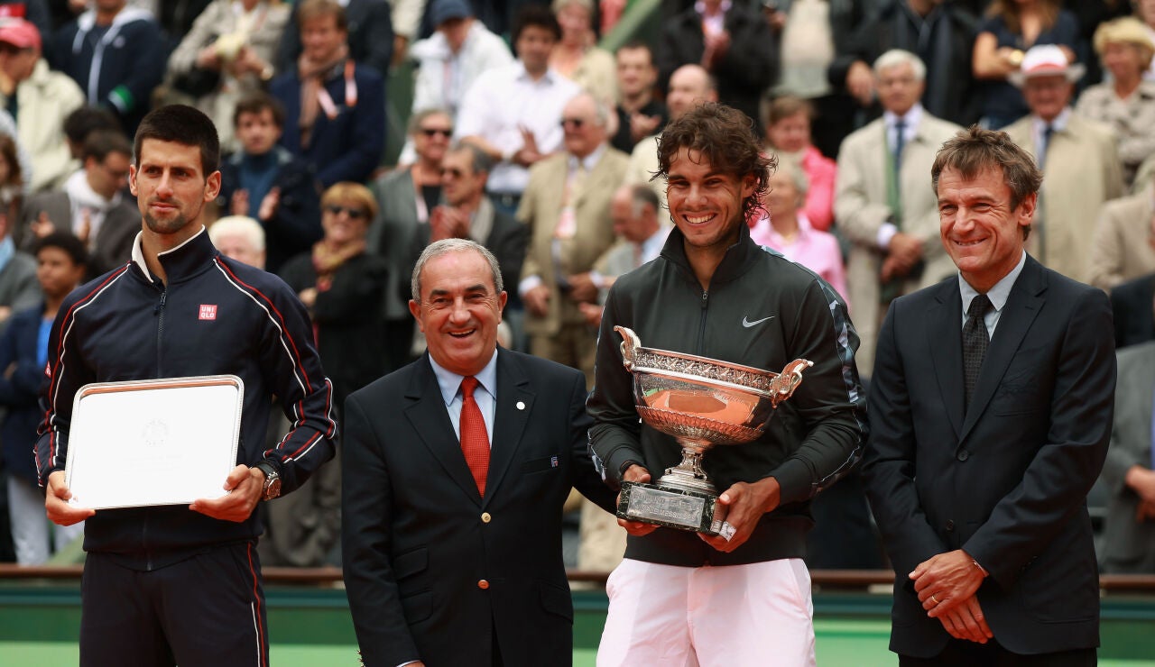 Wilander y Nadal en la ceremonia posterior a una final de Roland Garros