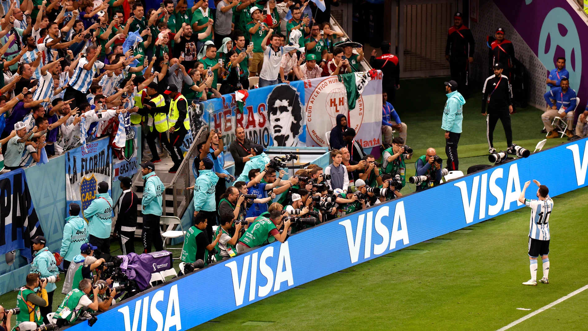 Messi celebra su decisivo gol ante México con la grada argentina