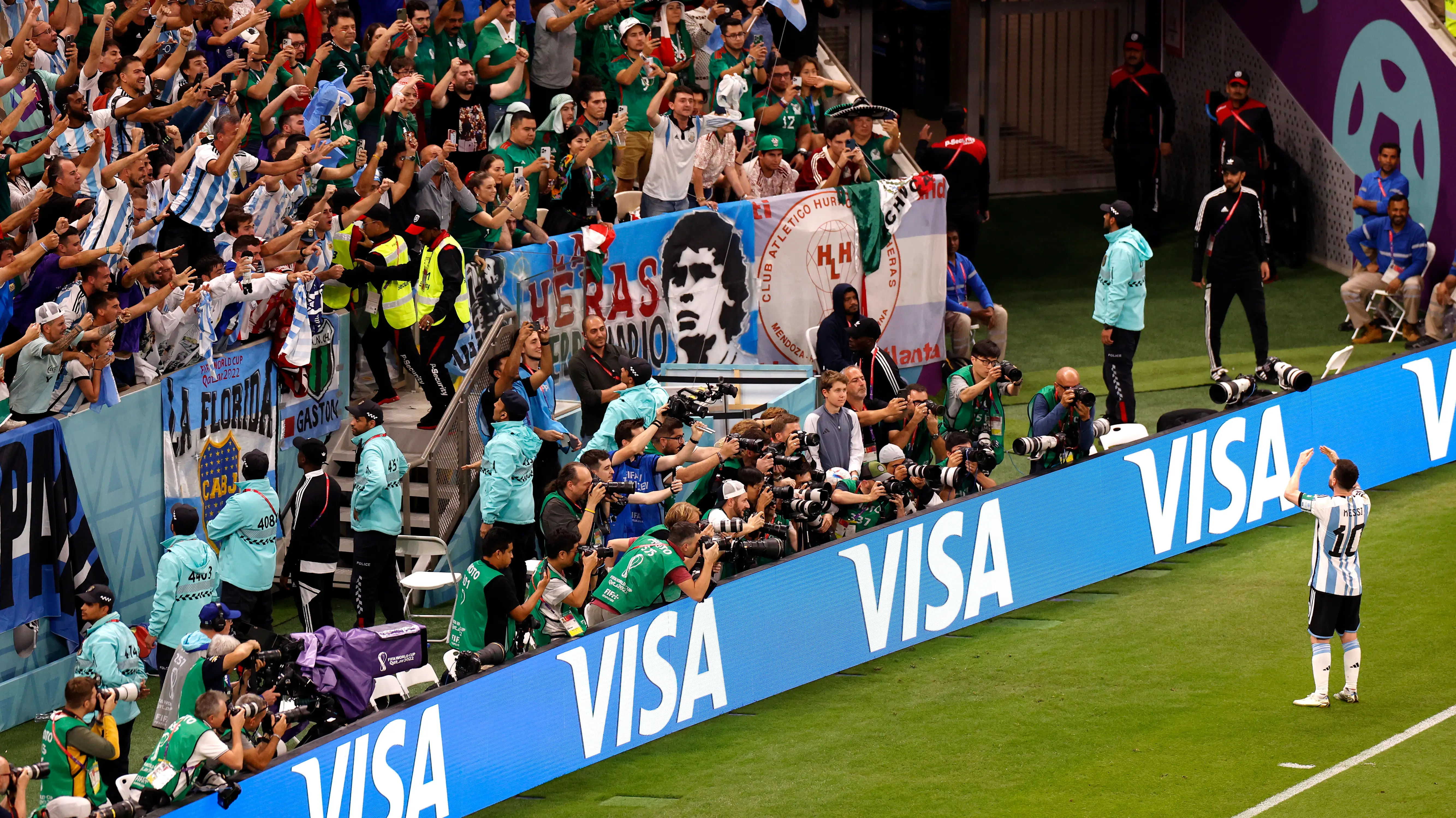 Messi celebra su decisivo gol ante México con la grada argentina Messi celebra su decisivo gol ante México con la grada argentina