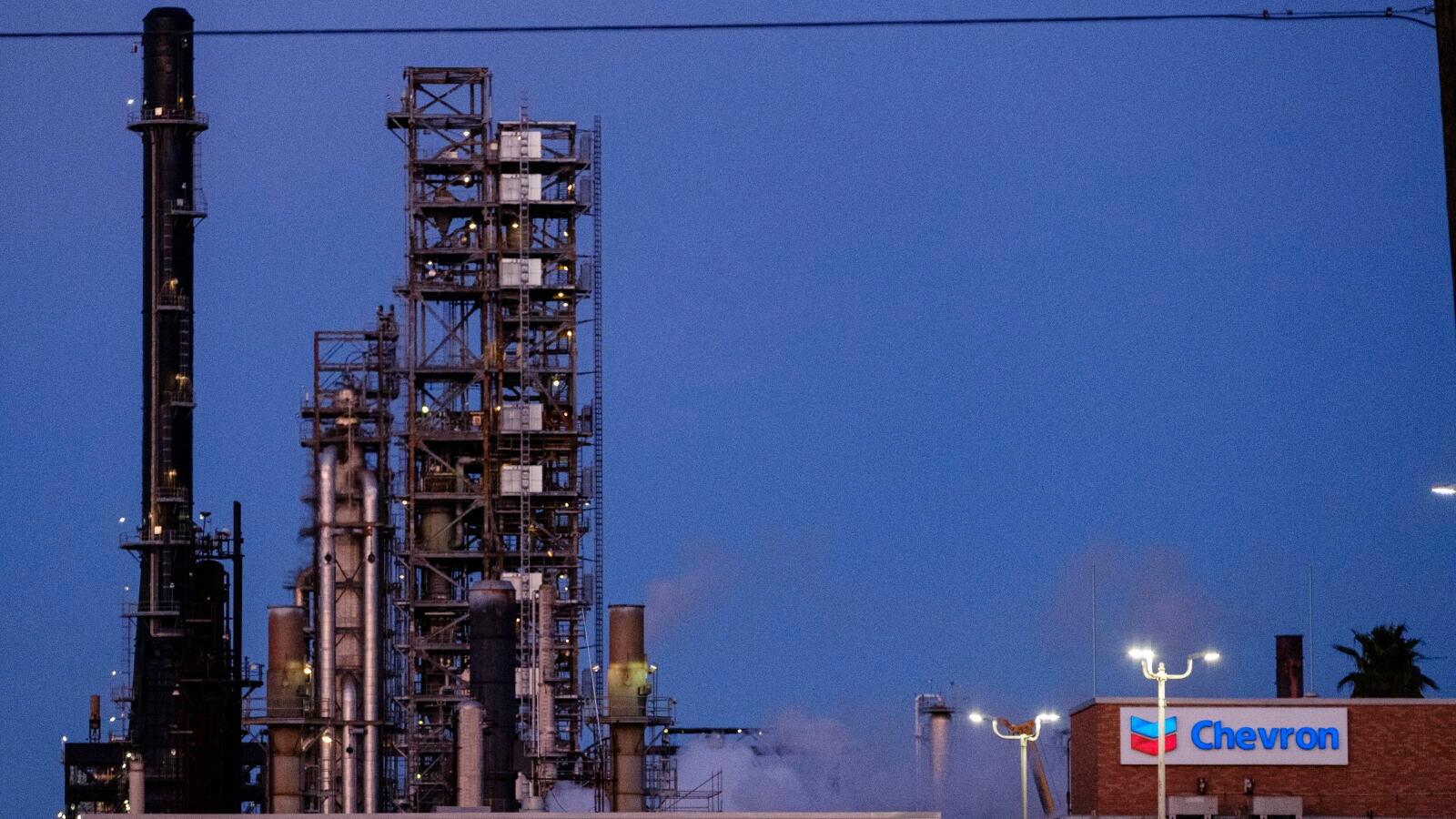 Estados Unidos autoriza a la petrolera Chevron a reanudar sus operaciones de extracción en Venezuela