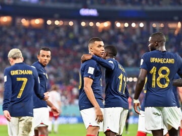 Mbappé catapulta a Francia a octavos tras anotar un doblete ante Dinamarca