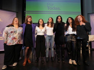 Irene Montero (c), secretaria de Acción de Gobierno de Podemos y ministra de Igualdad, Ione Belarra (3i), secretaria general de Podemos y ministra de Derechos Sociales y Agenda 2030, la abogada Carla Vall (2d), la presidenta de la Federación Plataforma Trans, Mar Cambrollé (2i), y la periodista Cristina Fallarás 