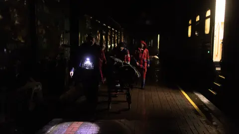 La capital ucraniana, Kiev, y muchas otras regiones del país continúan a oscuras por los cortes de luz La capital ucraniana, Kiev, y muchas otras regiones del país continúan a oscuras por los cortes de luz