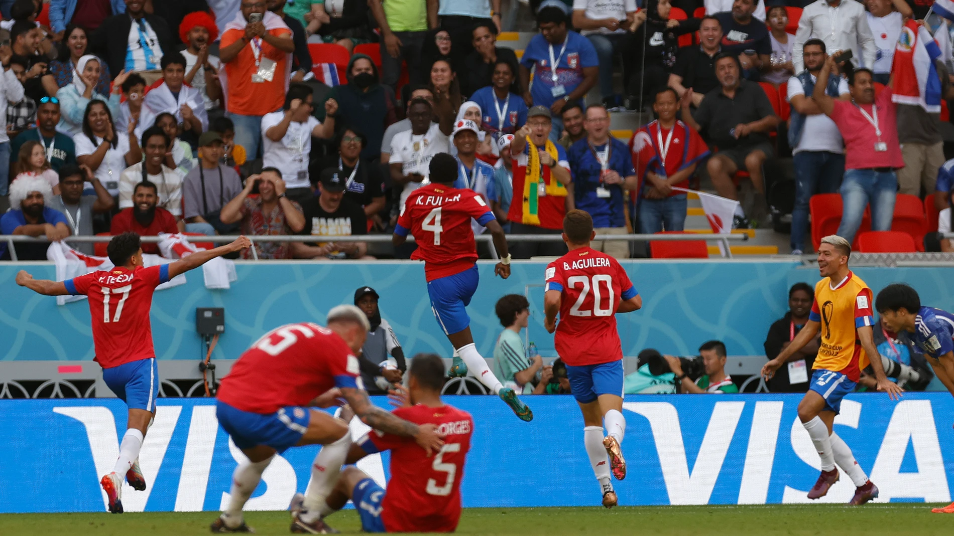 Los jugadores de Costa Rica celebran el gol de la victoria de Fuller en el 81