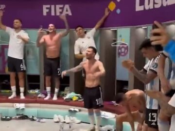 Los jugadores argentinos, con Messi a la cabeza, celebran por todo lo alto su victoria ante México