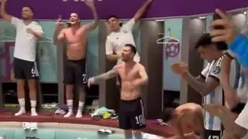 Los jugadores argentinos, con Messi a la cabeza, celebran por todo lo alto su victoria ante México Los jugadores argentinos, con Messi a la cabeza, celebran por todo lo alto su victoria ante México