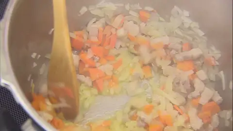 Rehoga la panceta, añade la cebolleta y después la zanahoria Rehoga la panceta, añade la cebolleta y después la zanahoria