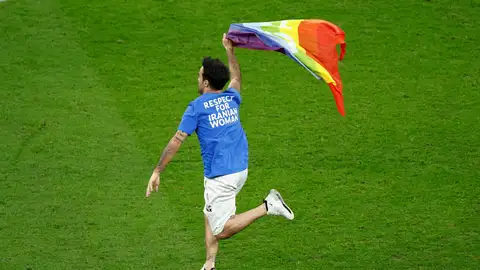 Un aficionado invade el campo en el estadio Lusail Un aficionado invade el campo en el estadio Lusail