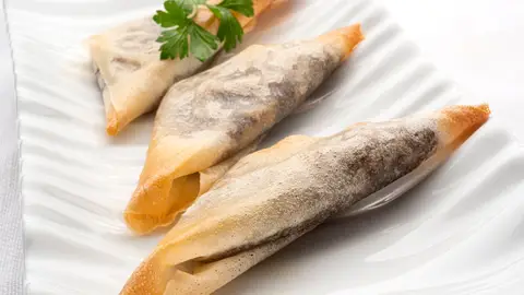 Un bocado delicioso de Karlos Arguiñano: samosas de morcilla y manzana