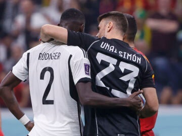 Unai Simón y Antonio Rüdiger se saludan tras el partido