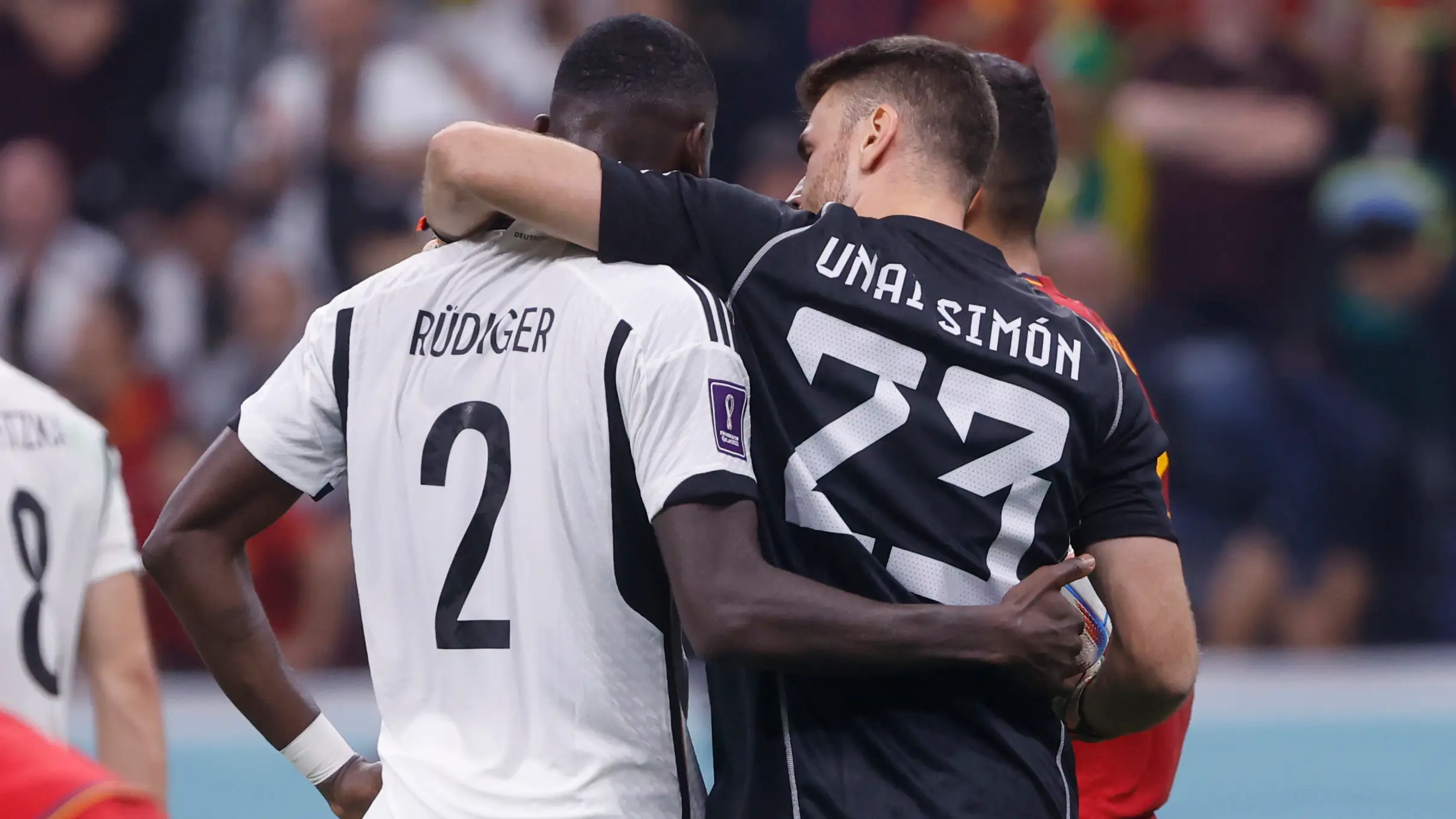 Unai Sim&oacute;n y Antonio R&uuml;diger se saludan tras el partido