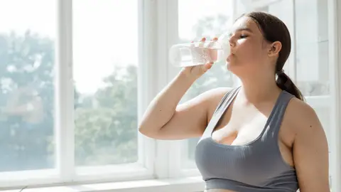 Mujer bebiendo agua