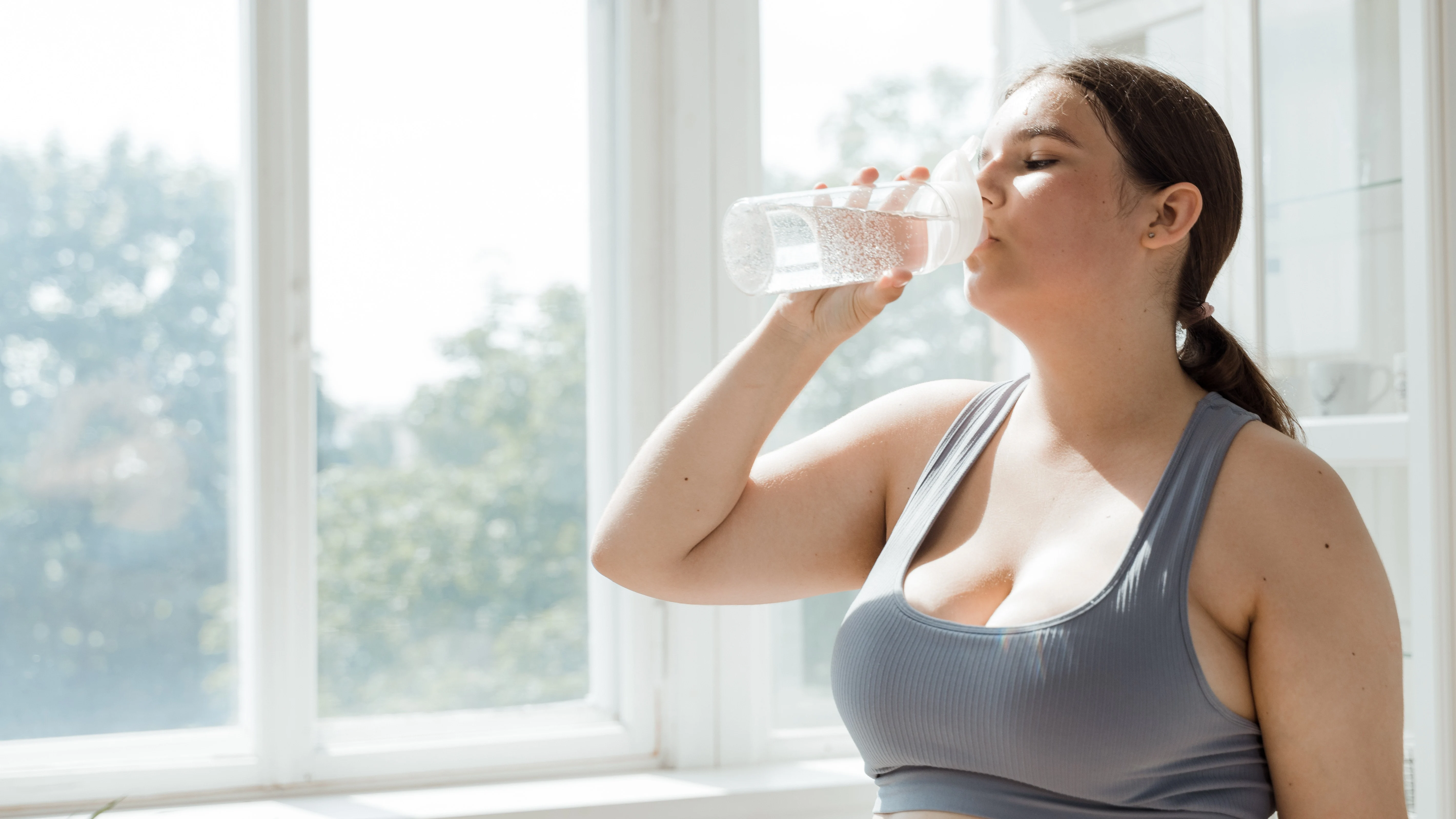 Mujer bebiendo agua Mujer bebiendo agua