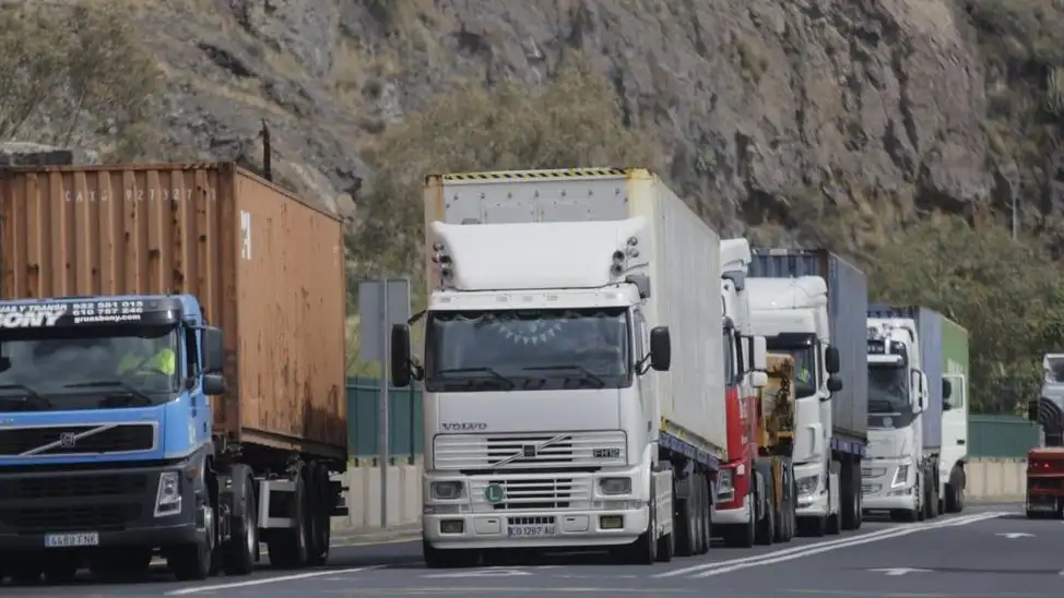 Los transportistas canarios se quejan Los transportistas canarios se quejan