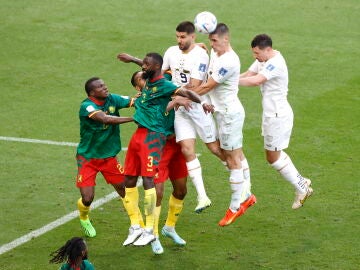 Los jugadores de Camerún y Serbia pugnan por un balón