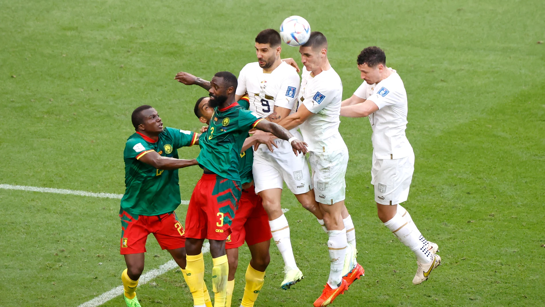 Los jugadores de Camerún y Serbia pugnan por un balón