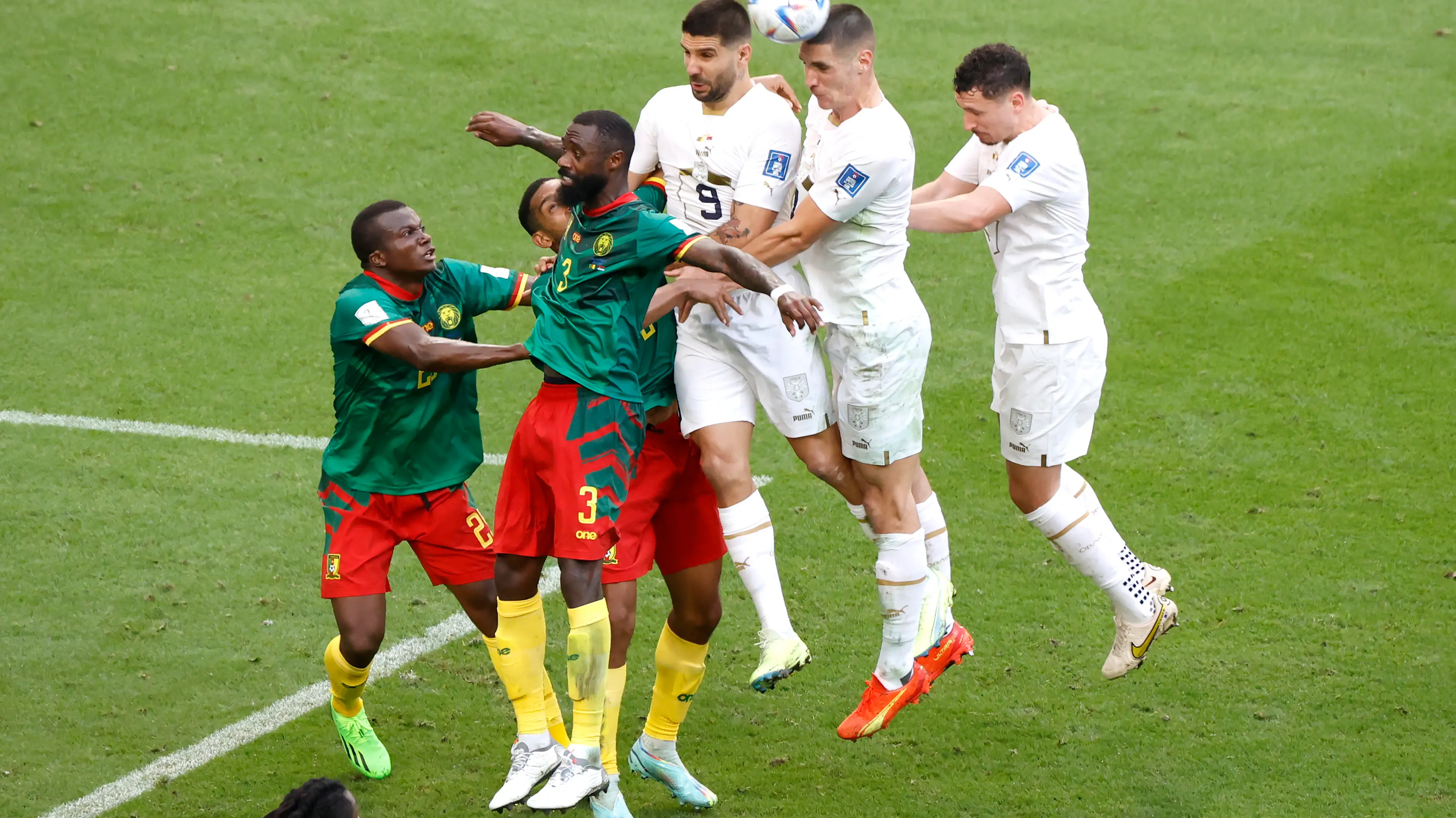 Los jugadores de Camer&uacute;n y Serbia pugnan por un bal&oacute;n
