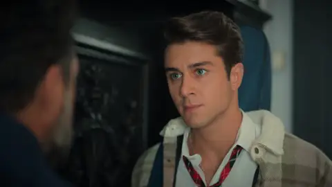 Doruk se va de casa tras descubrir que Kaan es su hermano: "Odio ser tu hijo, Akif Atakul" Doruk se va de casa tras descubrir que Kaan es su hermano: "Odio ser tu hijo, Akif Atakul"