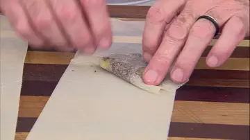 Envuelve la pasta brick alrededor de la mezcla formando unos triángulos