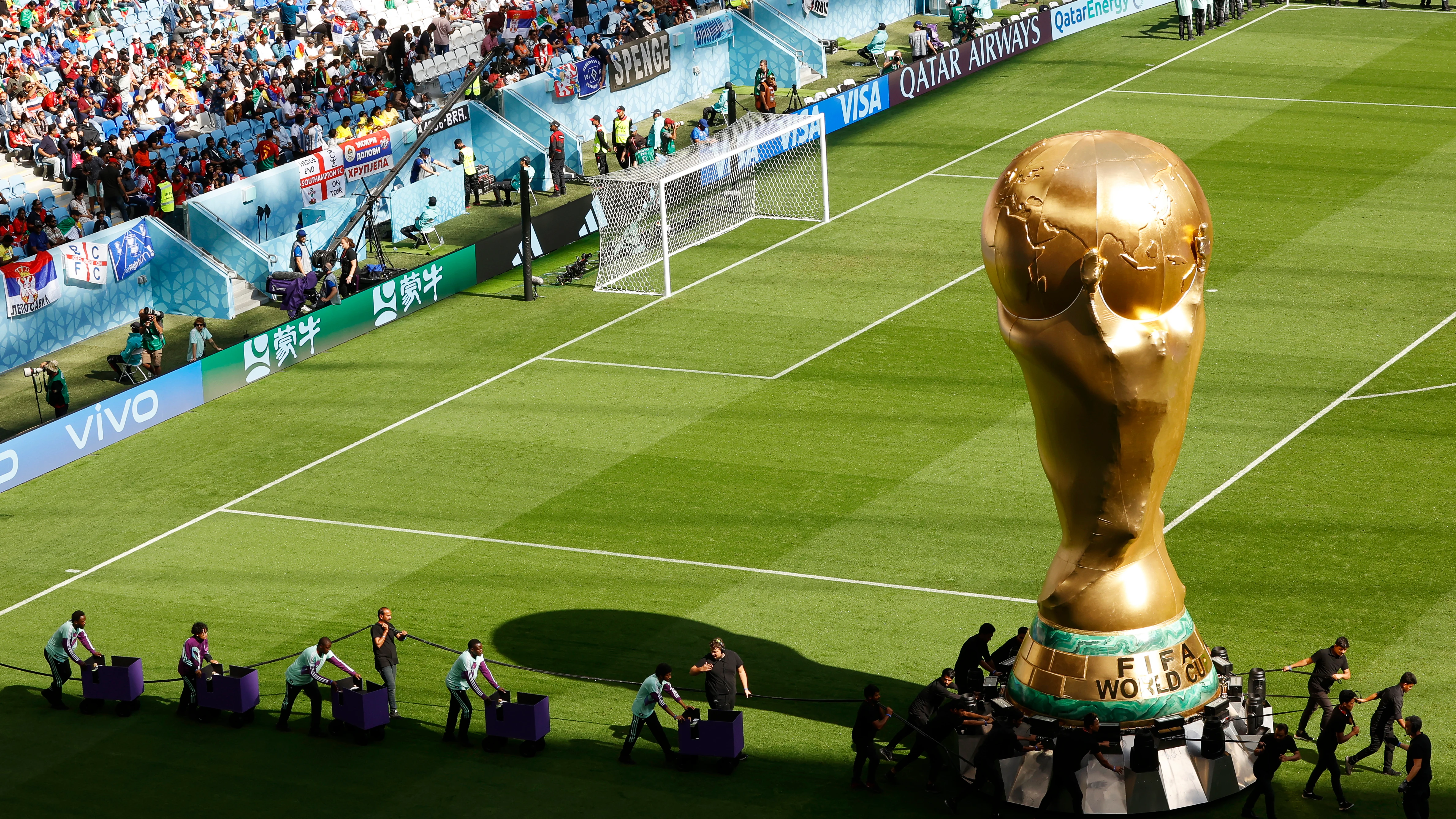 Una réplica hinchable de la Copa del Mundo en el Al Janoub Stadium Una réplica hinchable de la Copa del Mundo en el Al Janoub Stadium