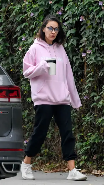Mila Kunis: en chándal, con cara lavada y de paseo Mila Kunis: en chándal, con cara lavada y de paseo