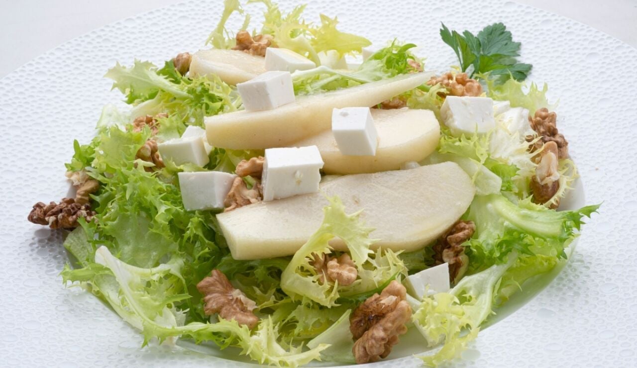 Ensalada de escarola, pera y queso fresco, de Karlos Arguiñano