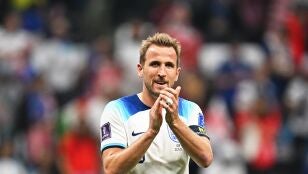Harry Kane aplaude a los aficionados de Inglaterra despu&eacute;s del partido ante Estados Unidos