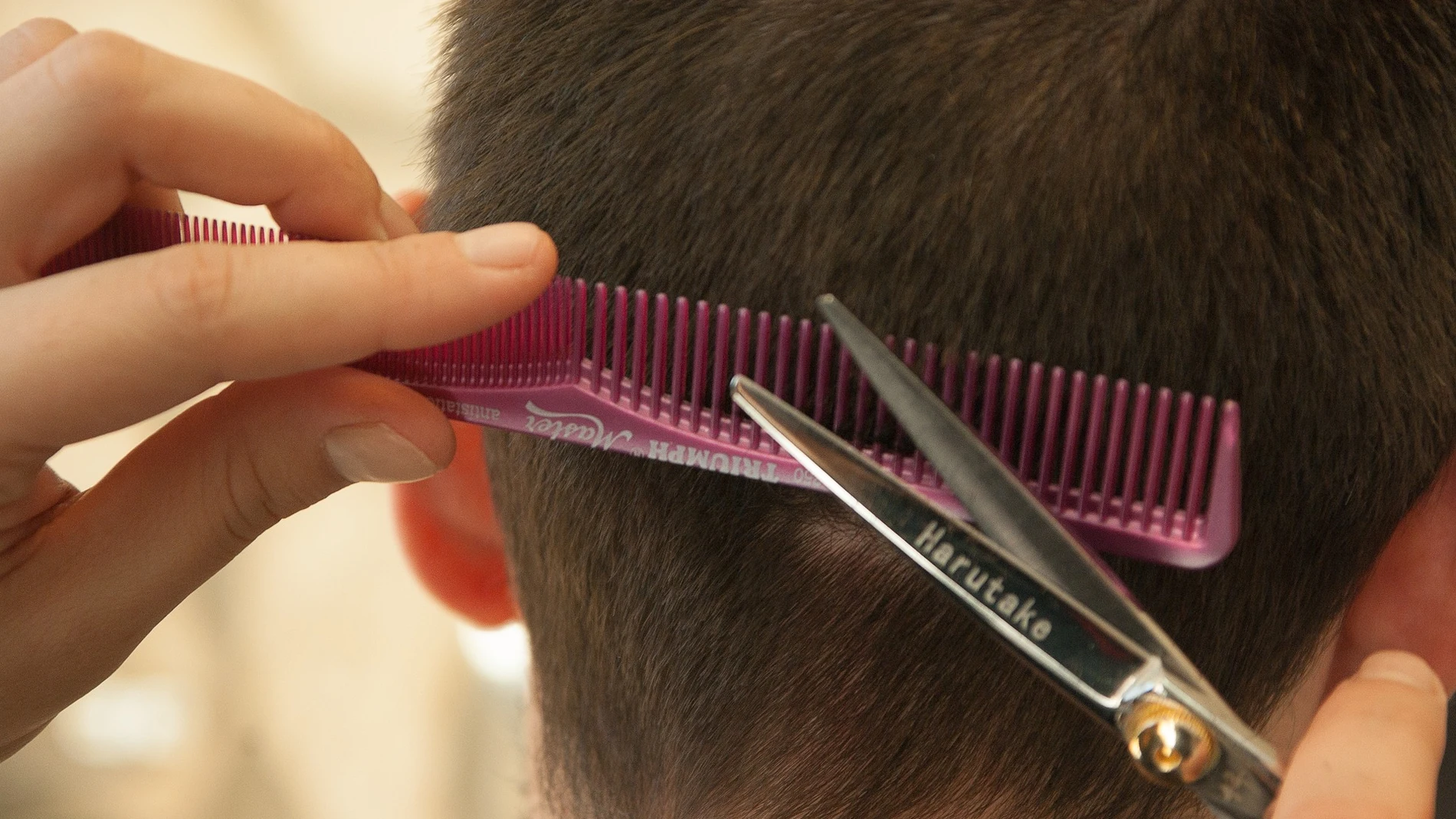 Un peluquero cortando el pelo 