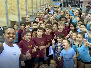 Ray Zapat y los niños después del entrenamiento Ray Zapat y los niños después del entrenamiento