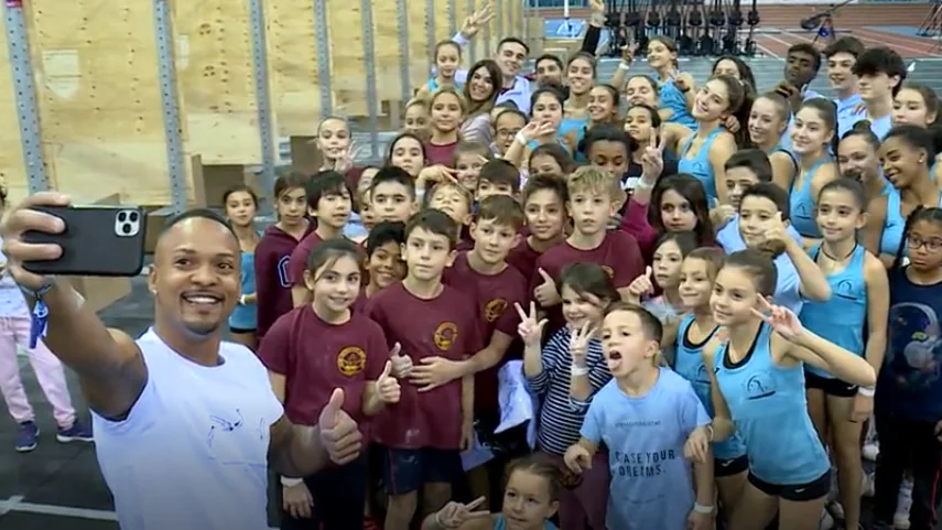 Ray Zapat y los niños después del entrenamiento Ray Zapat y los niños después del entrenamiento