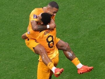 Memphis se abraza a Gakpo en el primer gol de Países Bajos