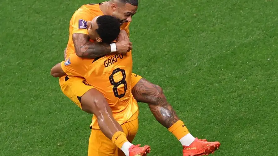 Memphis se abraza a Gakpo en el primer gol de Países Bajos Memphis se abraza a Gakpo en el primer gol de Países Bajos