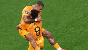 Memphis se abraza a Gakpo en el primer gol de Países Bajos