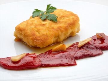 Receta de merluza villeroi con piquillos, de Karlos Argui&ntilde;ano