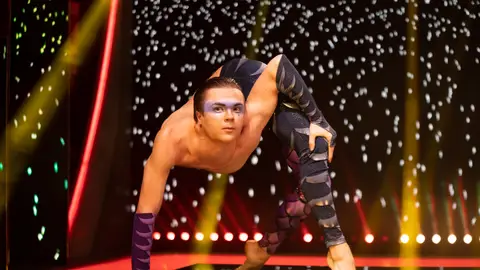 ¡¿Cómo es posible?! El hombre más flexible del mundo deja a todos boquiabiertos en 'El Hormiguero' ¡¿Cómo es posible?! El hombre más flexible del mundo deja a todos boquiabiertos en 'El Hormiguero'